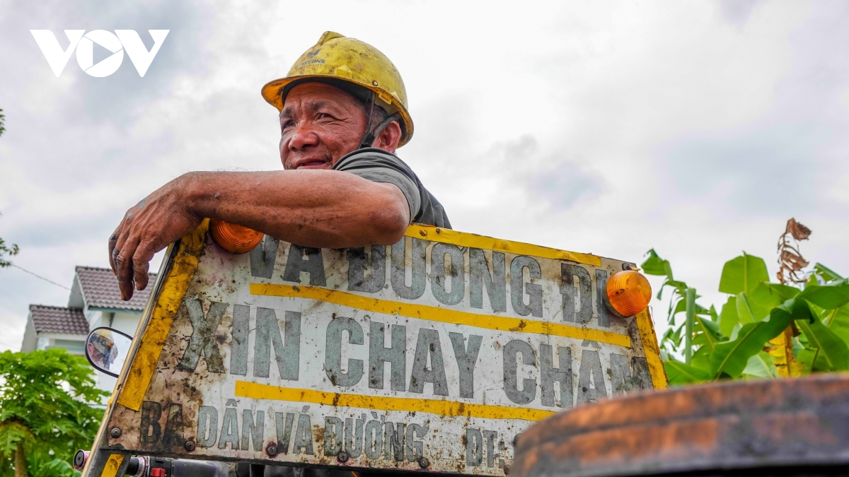 Người đàn ông tật nguyền ở Cần Thơ chuyên đi vá lành những ổ “gà”